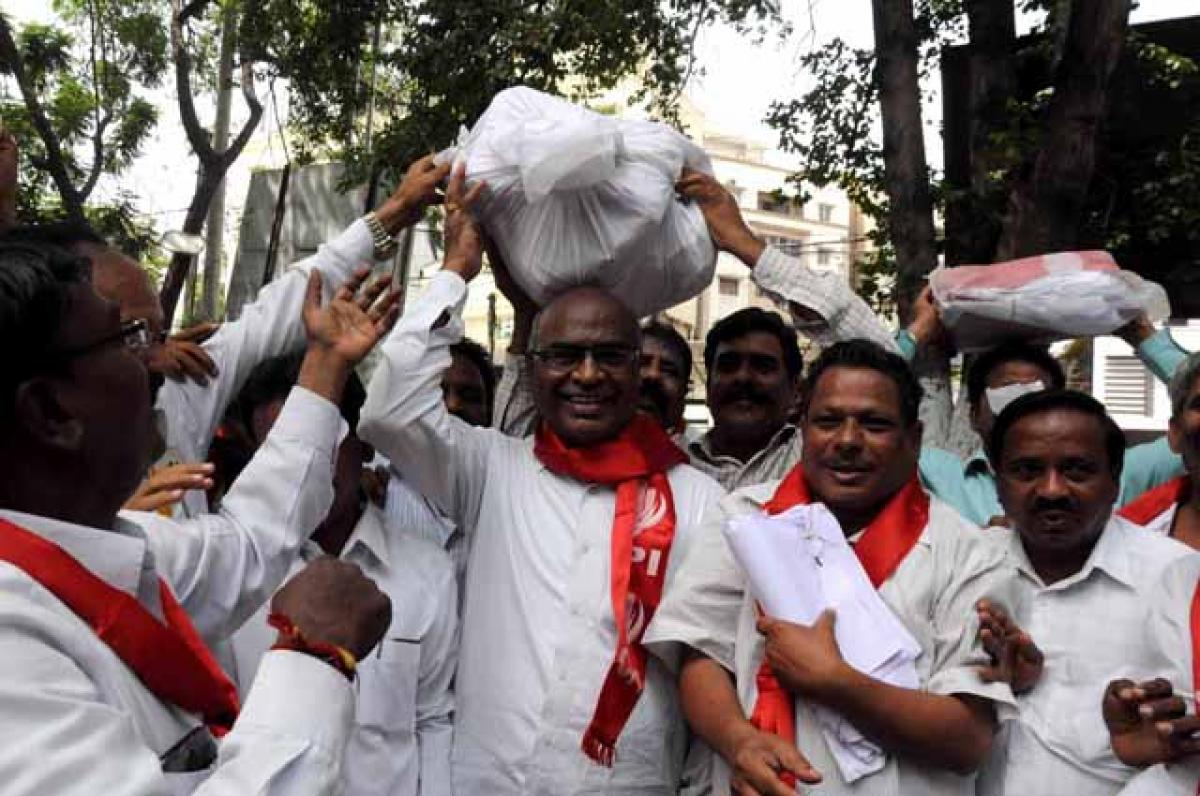 CPI activists storm RR District Collectorate